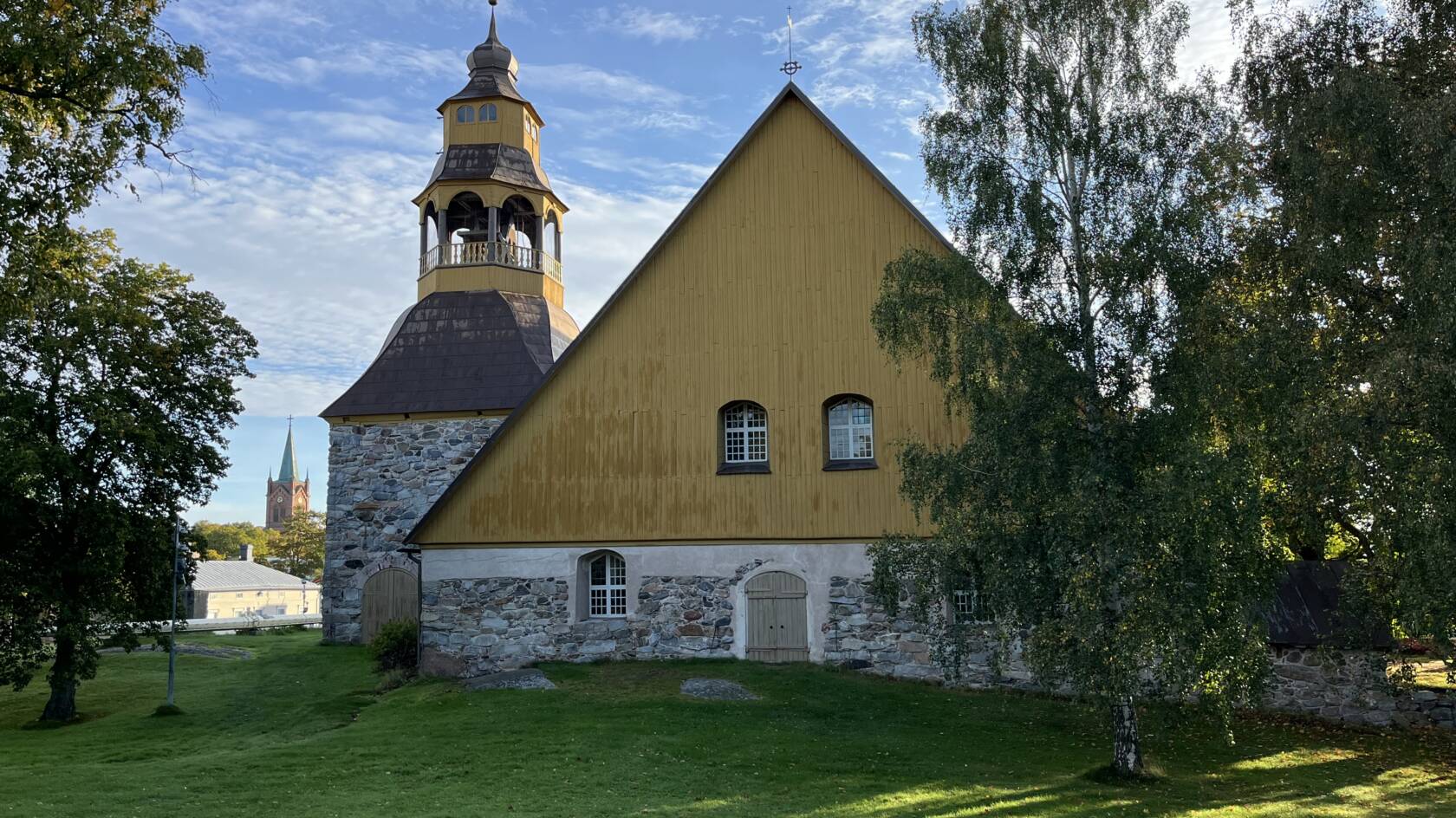 Uudenkaupungin Vanha kirkko kellotapulista ka päädystä.