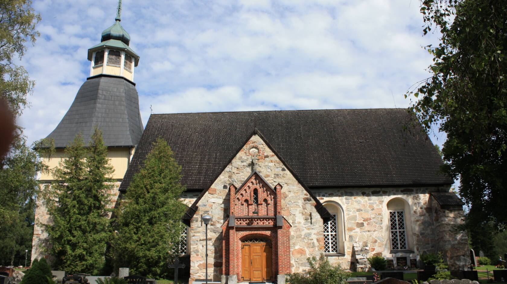 Kalannin kivikirkko, pääovi sivu ulkoa päin.
