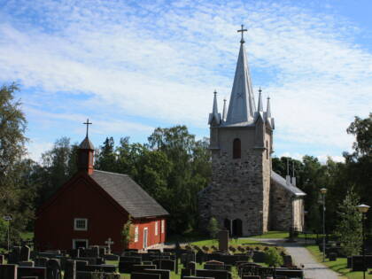 Pyhämaan kivikirkko tornipäästä, edessä punainen uhrikirkko ja hautausmaa.