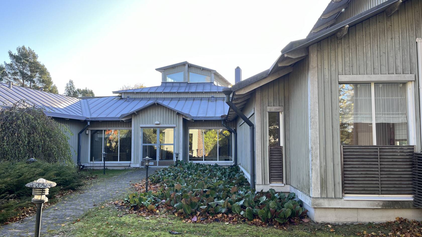 Seurakuntatalo Paanula ulkoapäin, verhoilu kaipaa maalaamista.