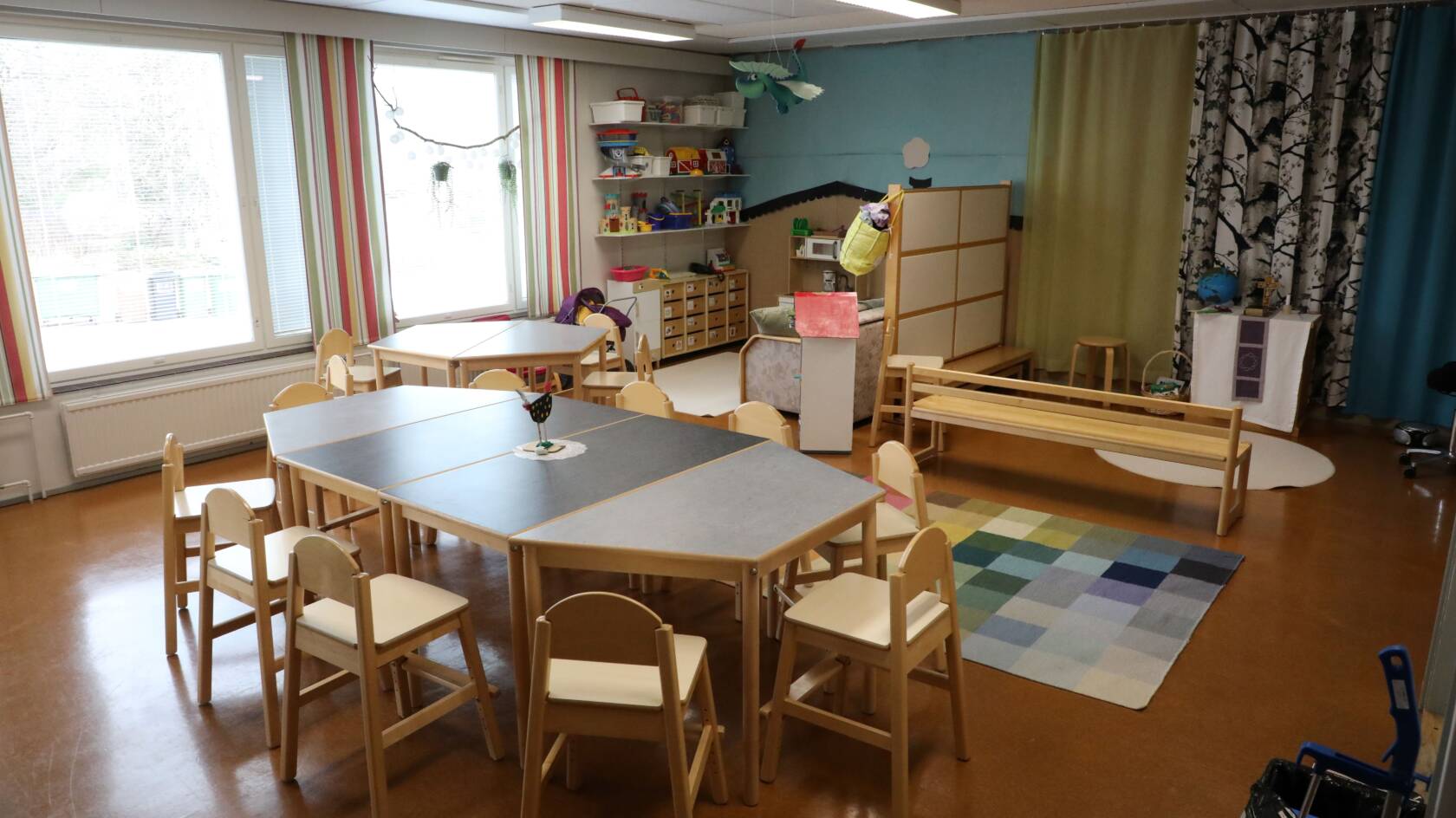 Lasten kerhohuone, lasten pöydät, leikkinurkkaus, lasten alttari.