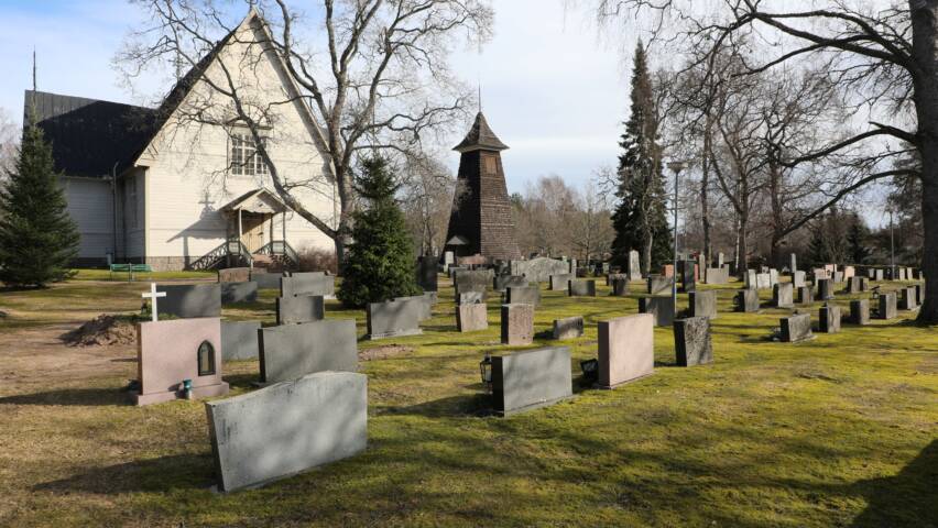 Hautakivirivit kirkon edessä.