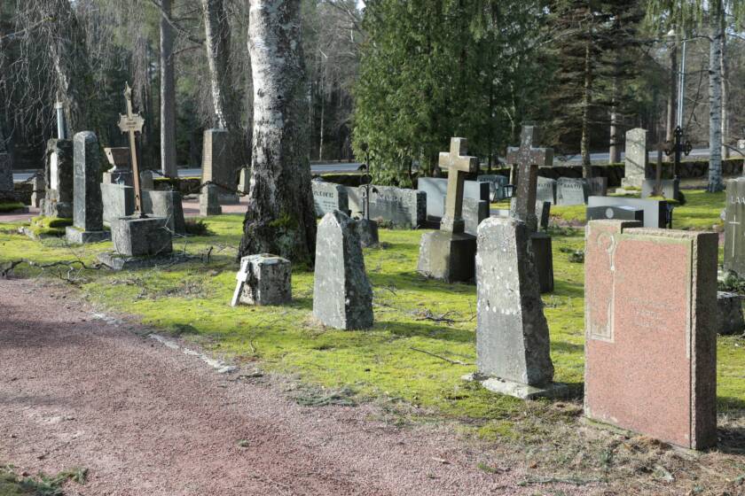 Vanhoja hautakiviä hautausmaalla.