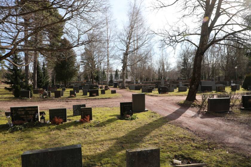 Hautakivet riveissä hautausmaalla.