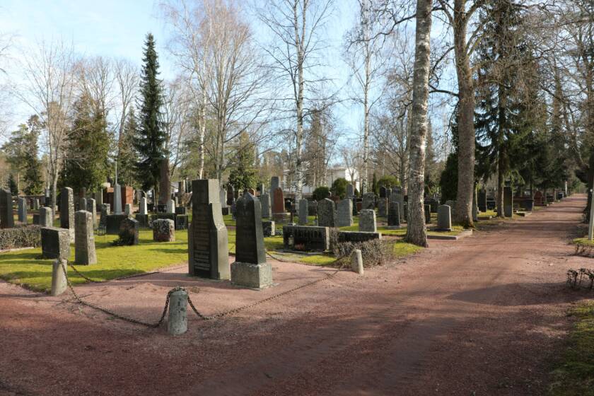 Vanhoja hautakiviä hautausmaalla.