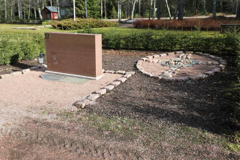 Uurnalehto, kivistä tehty ympyrä, jonka keskelle tuhka sirotellaan. Sivussa paasi, jossa nimilaatat.