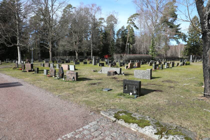 Hautakivet hautausmaalla.