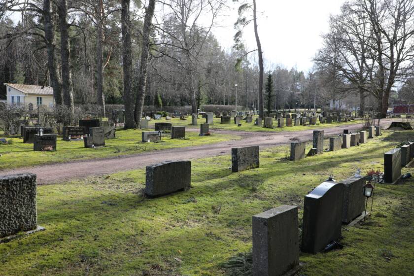 Hautakivirivit hautausmaalla