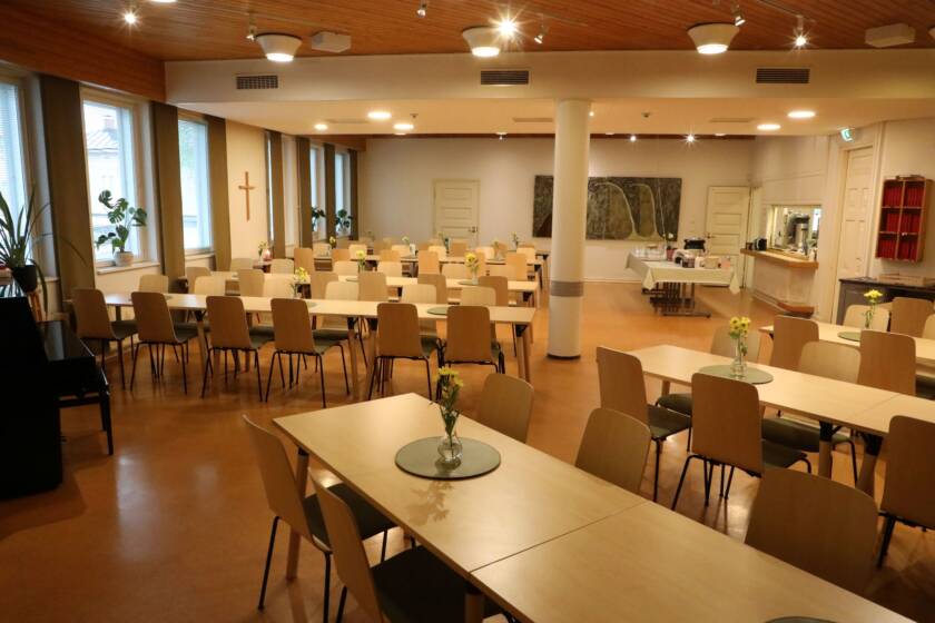 Seurakuntakeskuksen kahvion pöydät.