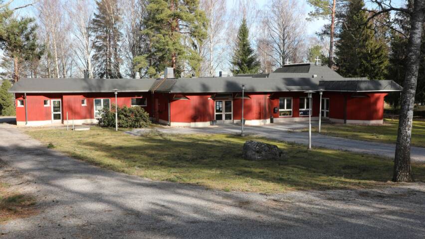 Pyhämaan seurakuntakoti ulkoa edestä.