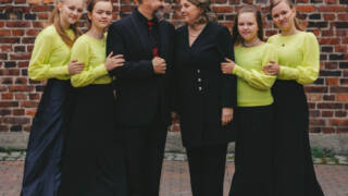 Kuvassa Mariia, Alena, Igor, Svetlana, Elisa ja Anastasia Lavrenchuk.