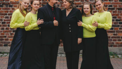 Kuvassa Mariia, Alena, Igor, Svetlana, Elisa ja Anastasia Lavrenchuk.