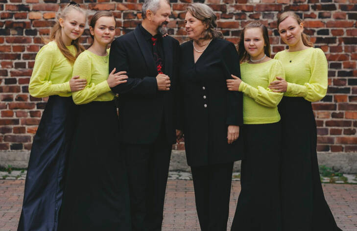 Kuvassa Mariia, Alena, Igor, Svetlana, Elisa ja Anastasia Lavrenchuk.