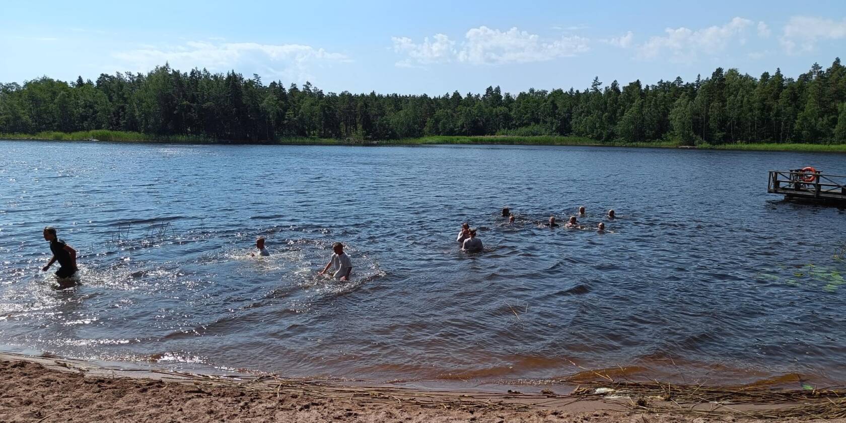 Nuoret uimassa leirikeskuksen rannassa.