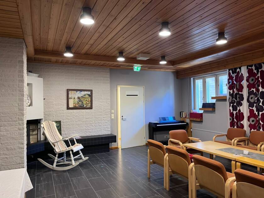 Takkahuone, jossa sohvaryhmä ja keinutuoli