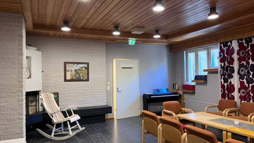 Takkahuone, jossa sohvaryhmä ja keinutuoli