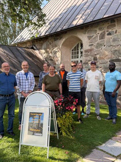 Vapaaehtoisia Vanhan kirkon edustalla.