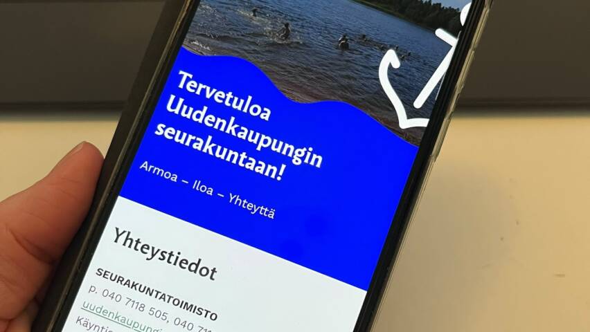 Kännykkä, näytöllä seurakunnan etusivu