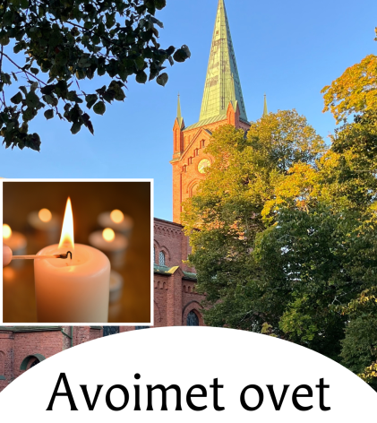 Kesäinen kuva Uudenkaupungin Uuden kirkosta, kuva kohdistettu tapuliin, ympäröivät puut lehdessä, aurinko paistaa.