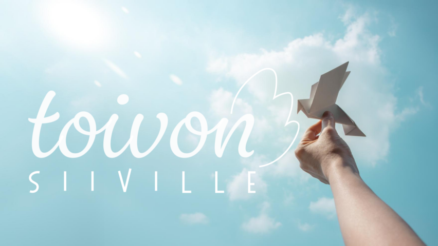 Toivon siiville -logo, taustalla kuva taivaasta, jossa aurinko loistaa ohuen pilviverhon läpi, ja ojennettu käsi, jossa paperilintu