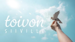 Toivon siiville -logo, taustalla kuva taivaasta, jolla aurinko paistaa ohuen pilviverhon läpi, sekä ojennettut käsi, jossa paperilintu