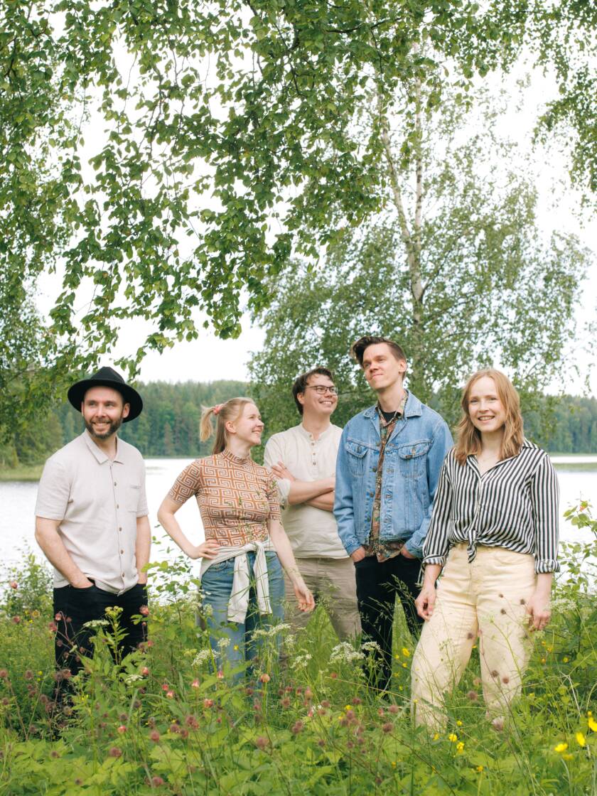 Maksetut Viulut folkpop-yhtyeen jäsenet.