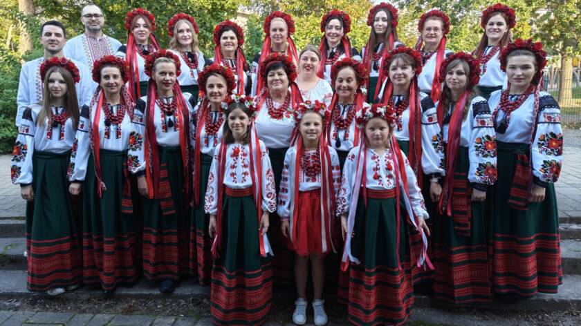 Ukrainalaisen Spivotsa Mrja -kuoron laulajat puna-valkoisiin kansallisasuihin pukeutuneina.